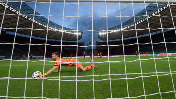 Im Pokalfinale gegen den FCB patzte Hradecky schwer