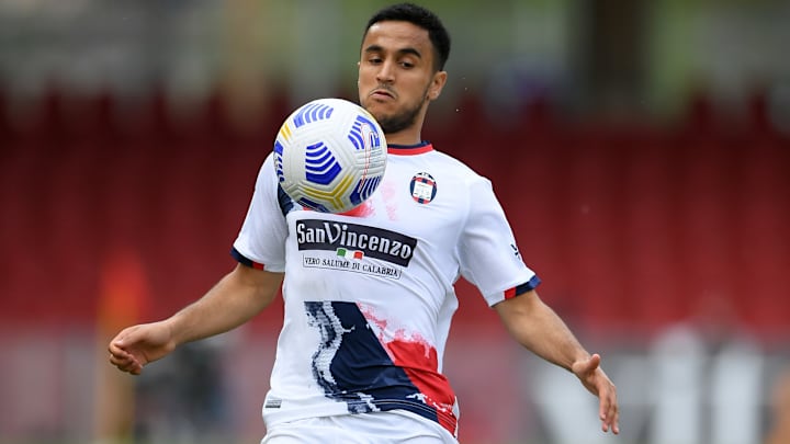 Adam Ounas topu kontrol ediyor. Adam Ounas topu kontrol ediyor.