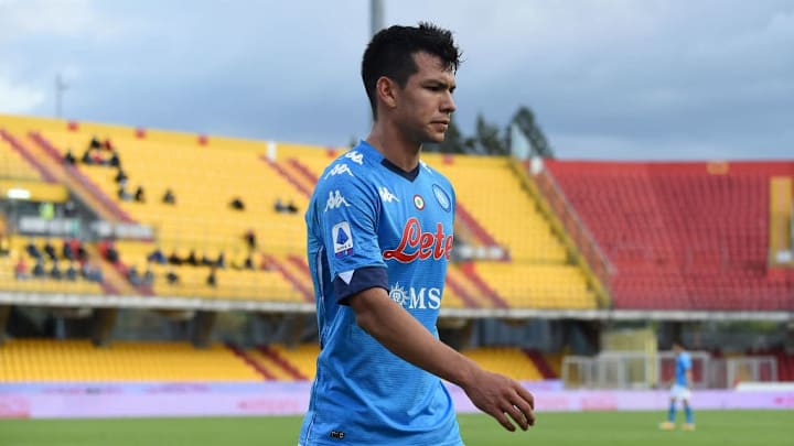 Hirving Lozano sale de cambio en un partido del Napoli.