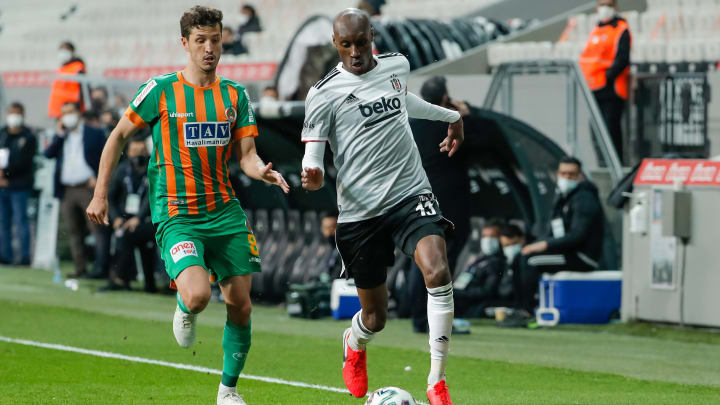 Salih Uçan, Atiba Hutchinson'ın peşinde. Salih Uçan, Atiba Hutchinson'ın peşinde.