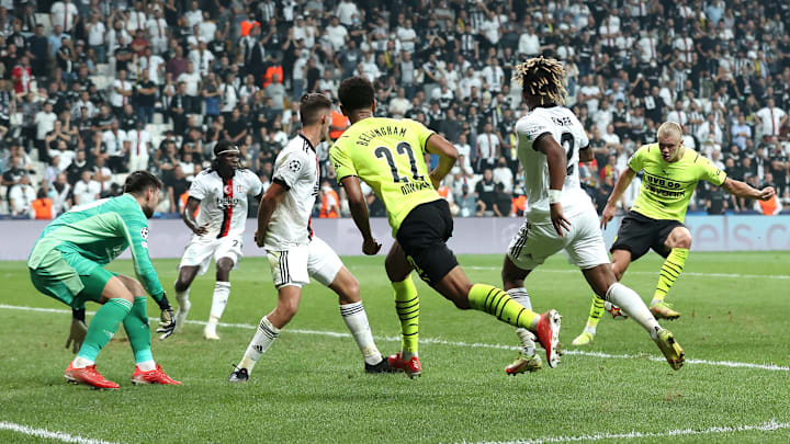 Ceza sahası içinde karambol Ceza sahası içinde karambol
