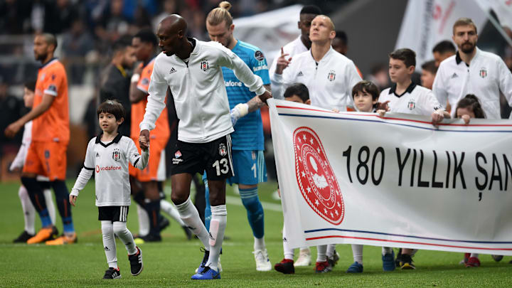 Beşiktaş oyuncuları pankartı taşıyor. Beşiktaş oyuncuları pankartı taşıyor.