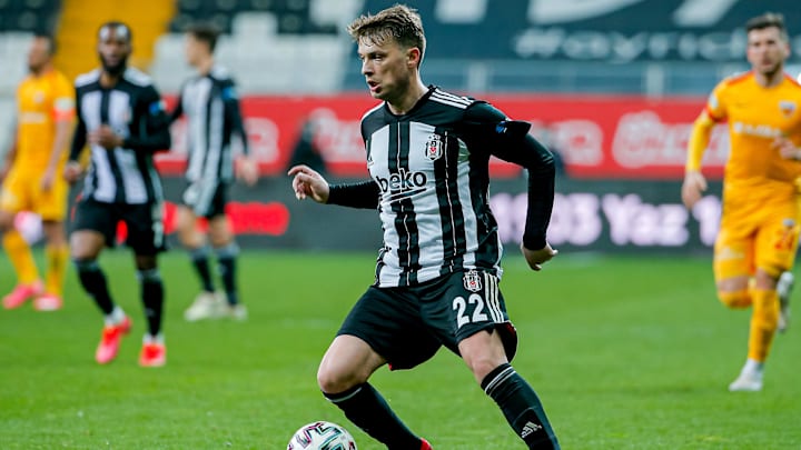 Adem Ljajic topu kontrol ediyor. Adem Ljajic topu kontrol ediyor.