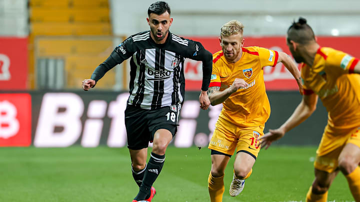 Rachid Ghezzal, Pedro Henrique ile Aziz Behich'in kontrolünde. Rachid Ghezzal, Pedro Henrique ile Aziz Behich'in kontrolünde.
