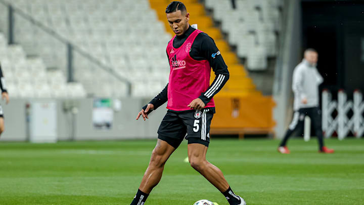 Josef de Souza topla ısınıyor. Josef de Souza topla ısınıyor.