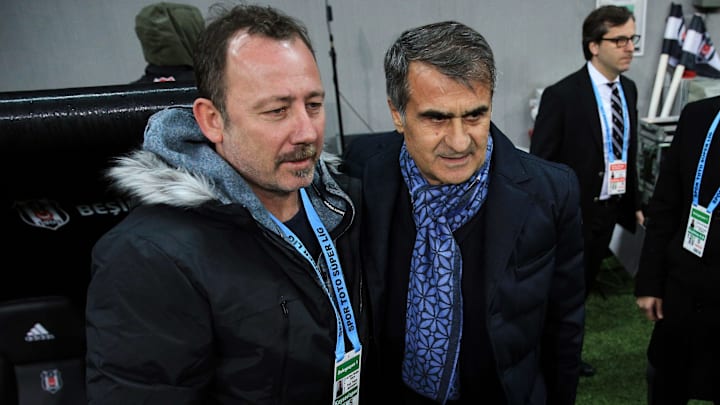 Sergen Yalçın, Şenol Güneş'le poz veriyor. Sergen Yalçın, Şenol Güneş'le poz veriyor.