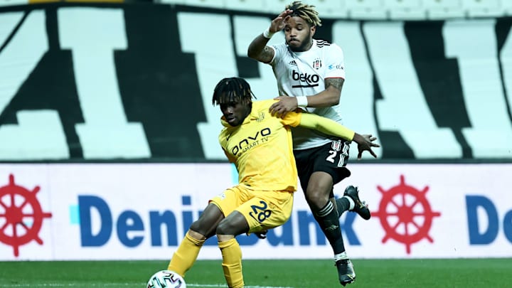 Valentin Rosier, Joseph Paintsil'den sıyrılamıyor. Valentin Rosier, Joseph Paintsil'den sıyrılamıyor.