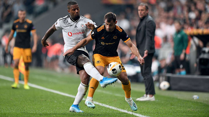 Jeremain Lens, Jonny Castro'yu engellemeye çalışıyor. Jeremain Lens, Jonny Castro'yu engellemeye çalışıyor.