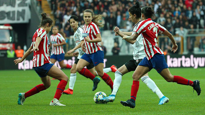Besiktas ile Atletico Madrid'in kadın futbol takımları karşı karşıya Besiktas ile Atletico Madrid'in kadın futbol takımları karşı karşıya