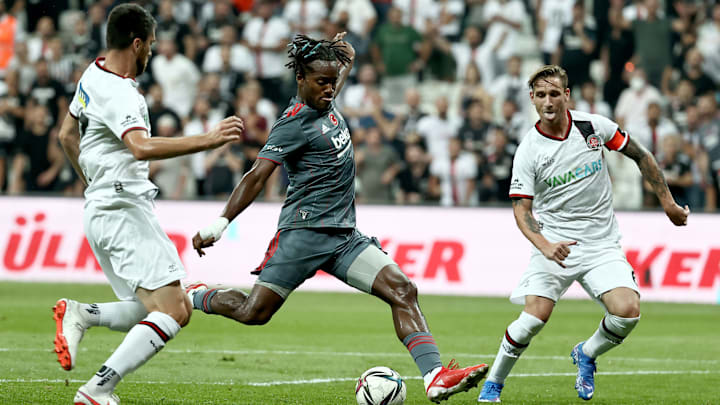 Michy Batshuayi vuruş pozisyonunda Michy Batshuayi vuruş pozisyonunda