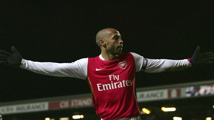 Henry est l'un des deux premiers joueurs intronisés au Hall of Fame de Premier LEague Henry est l'un des deux premiers joueurs intronisés au Hall of Fame de Premier LEague