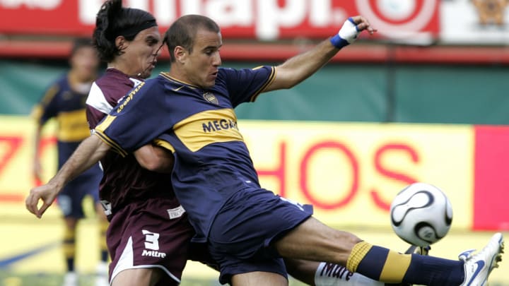 Boca Juniors' Rodrigo Palacio (R) vies f