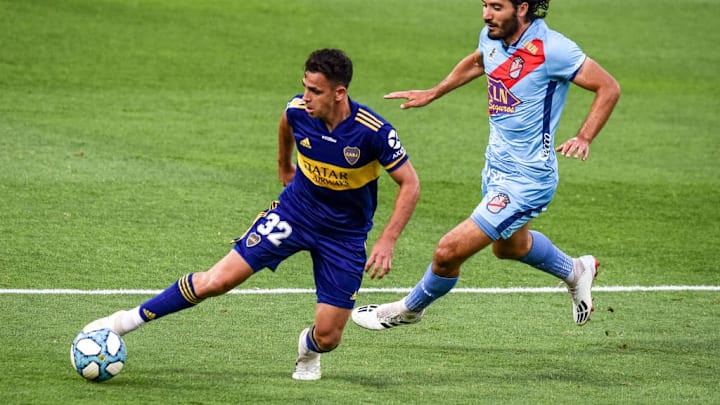 Boca Juniors v Arsenal - Copa Diego Maradona 2020 - Maroni intenta encarar. 