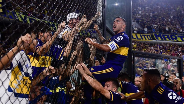 Tévez celebra el gol que dio la Liga a Boca Juniors