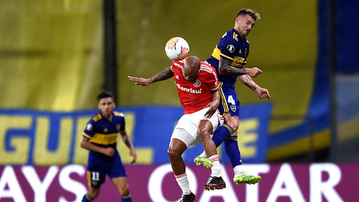 Boca Juniors v Internacional - Copa CONMEBOL Libertadores 2020 - Buffarini pelea la pelota. Boca Juniors v Internacional - Copa CONMEBOL Libertadores 2020 - Buffarini pelea la pelota.