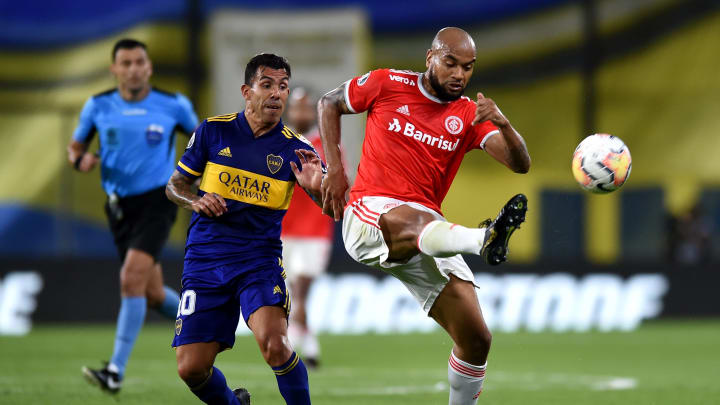 Boca Juniors v Internacional - Copa CONMEBOL Libertadores 2020 - Tevez pelea la pelota. Boca Juniors v Internacional - Copa CONMEBOL Libertadores 2020 - Tevez pelea la pelota.