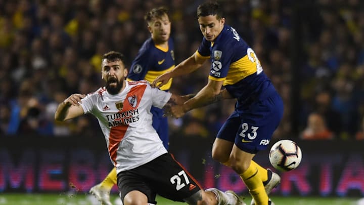 Boca Juniors v River Plate - Lucas Pratto disputa un balón con Marcone.