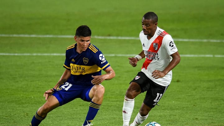 Boca Juniors v River Plate - Copa Diego Maradona 2020 - Nicolas de la Cruz encara a Campuzano.