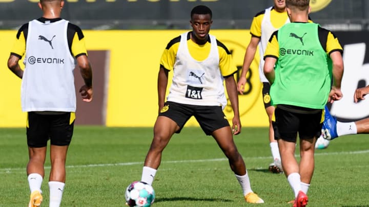 Im Kreis der Großen: Youssoufa Moukoko (Mitte) darf die Vorbereitung bei den Profis mitmachen