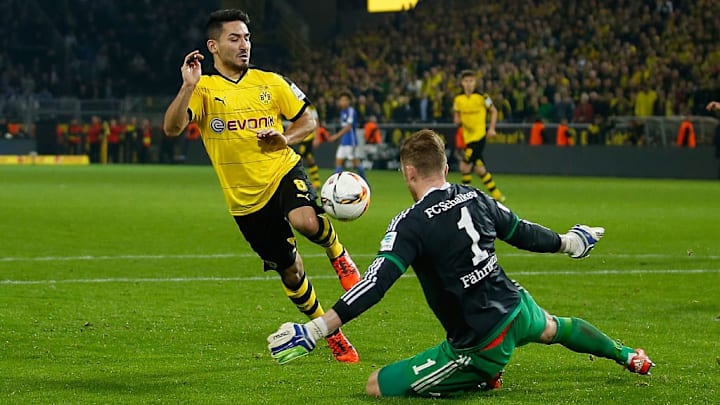 Ralf Fährmann hat schon einige Derbys auf dem Buckel - hier gegen Ilkay Gündogan