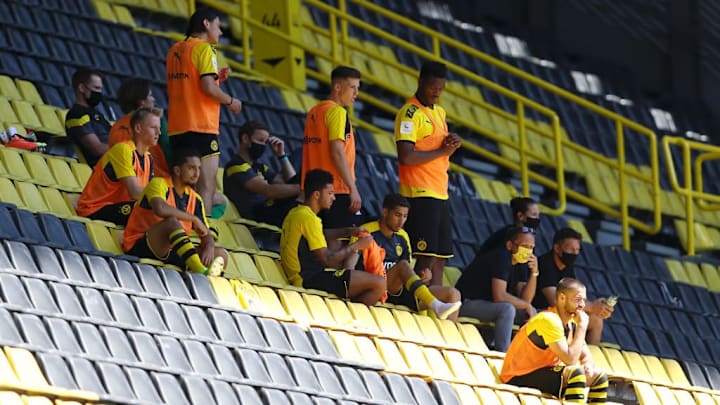 Die auf ihren Einsatz wartenden Profis waren die einzigen Tribünen-Gäste
