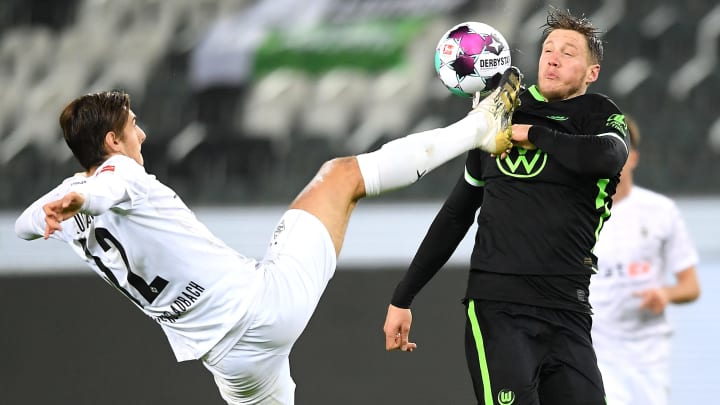 Florian Neuhaus im Zweikampf mit Wout Weghorst