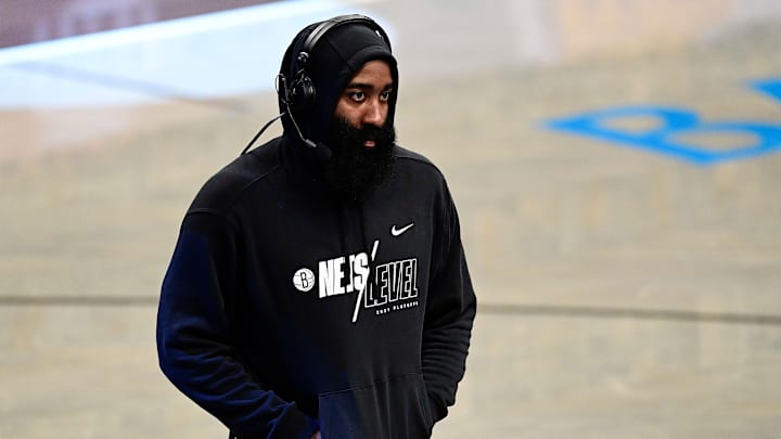 James Harden salió rápido del primer juego de la serie de los playoffs entre Bucks y Nets por lesión en la pierna