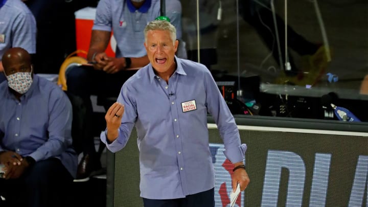 Los 76ers planean despedir al entrenador Brett Brown