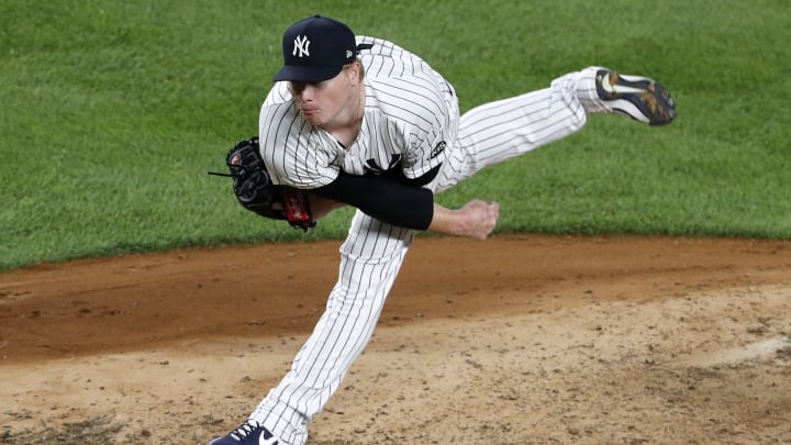 Aaron Boone ve a Nelson en el bullpen de los Yankees