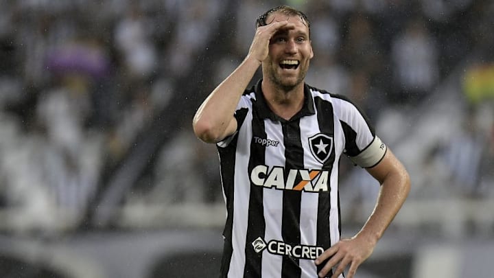 Vasco não consegue avançar em negociações com Joel Carli e Yony González.