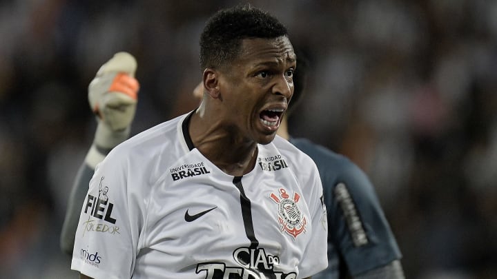 Contratado com status de ídolo, Jô fica fora do top 3 salários do Corinthians; confira