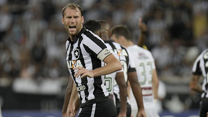 Vasco sonda Joel Carli e Yony González. Vasco sonda Joel Carli e Yony González.