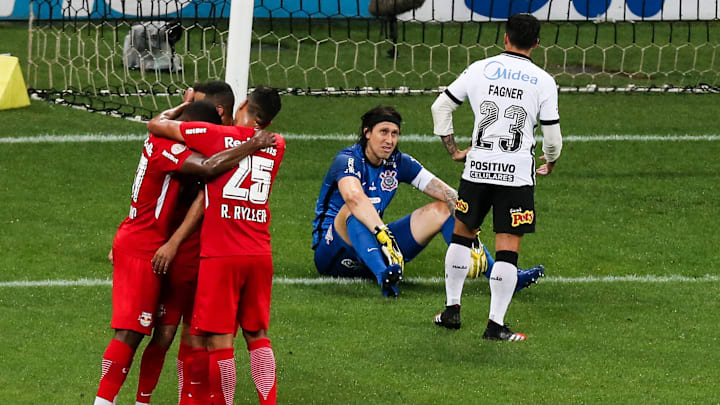 Corinthians tenta se reequilibrar no Brasileirão, mas sonho da Libertadores parece distante. Corinthians tenta se reequilibrar no Brasileirão, mas sonho da Libertadores parece distante.