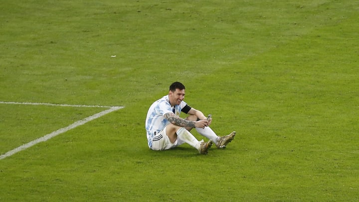 Lionel Messi maç sonrası eşiyle görüntülü konuşurken Lionel Messi maç sonrası eşiyle görüntülü konuşurken