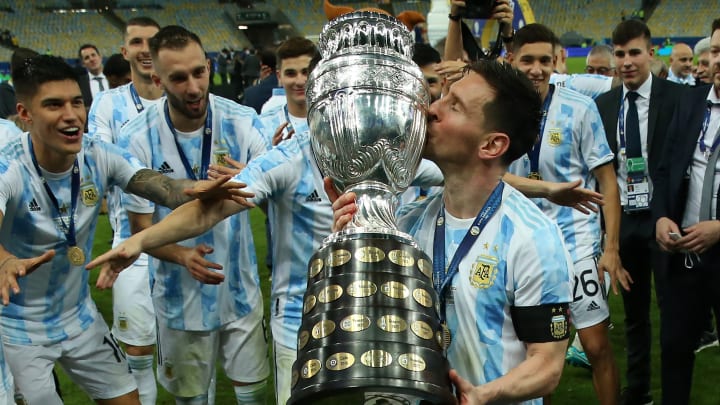 Messi besando el trofeo Messi besando el trofeo