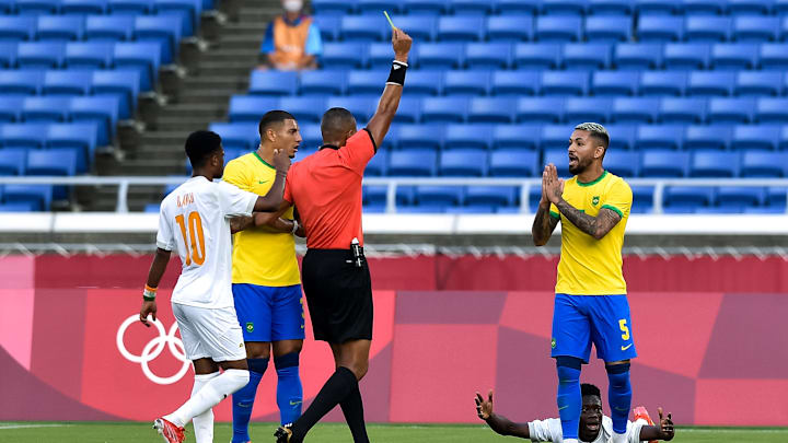 Douglas Luiz foi expulso contra a Costa do Marfim Douglas Luiz foi expulso contra a Costa do Marfim