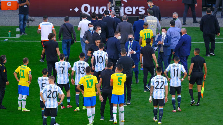 Brazil vs. Argentina suspended amid health concerns - Luego del papelón, los jugadores se retiran. Brazil vs. Argentina suspended amid health concerns - Luego del papelón, los jugadores se retiran.