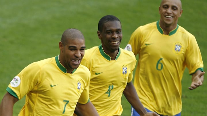 Brazilian forward Adriano (L) celebrates