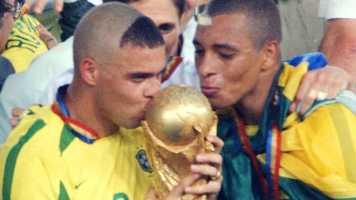 Ronaldo besa la Copa ganada en Japón