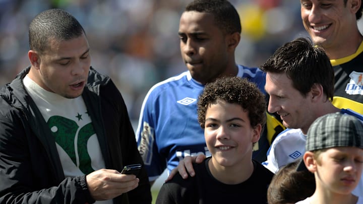 Brazilian striker Ronaldo (L), of Corint