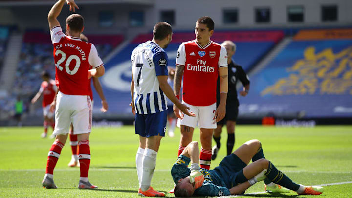Bernd Leno cedera usai berbenturan dengan Neal Maupay