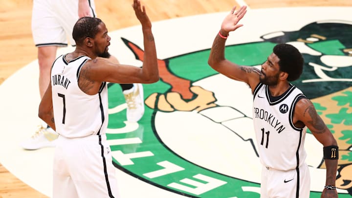 Kyrie Irving llegó con los Nets a Boston para jugar el tercer duelo de la postemporada