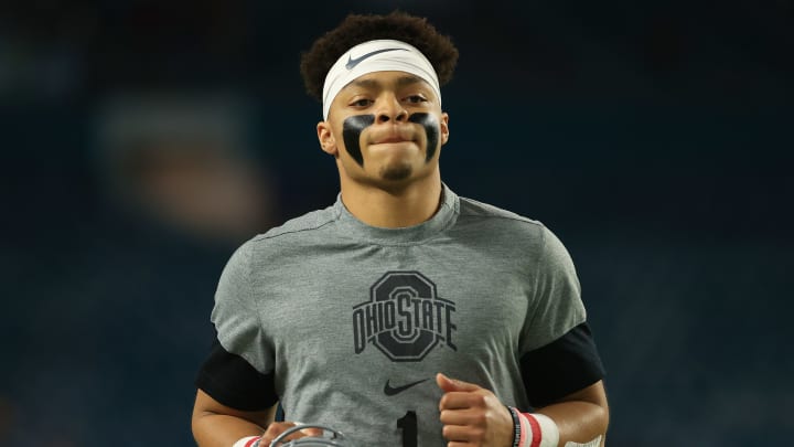 Chicago Bears pacto con el novato Justin Fields por cuatro años 