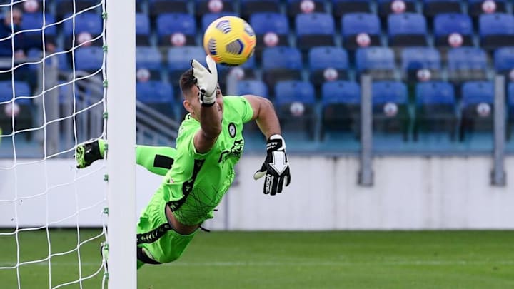 Juan Musso, durante una parata delle sue nel match contro il Cagliari