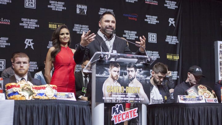 El promotor del "Canelo" Álvarez. Óscar de la Hoya, cree que otra pelea ante Mayweather es imposible