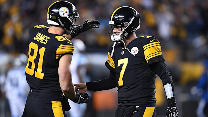 Steelers quarterback Ben Roethlisberger, right, high-fives tight end Jesse James during a game against the Panthers. Steelers quarterback Ben Roethlisberger, right, high-fives tight end Jesse James during a game against the Panthers.