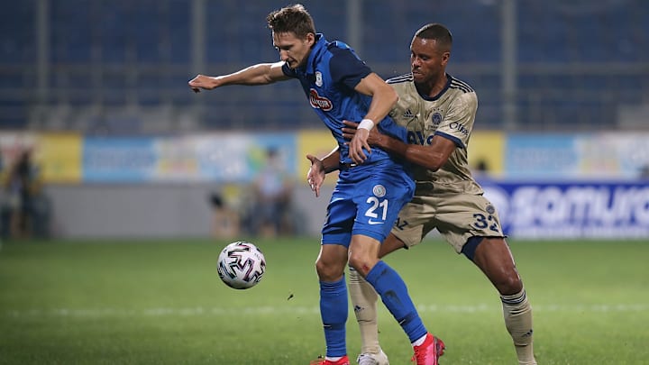 Mathias Zanka, Milan Skoda'yı marke ediyor. Mathias Zanka, Milan Skoda'yı marke ediyor.