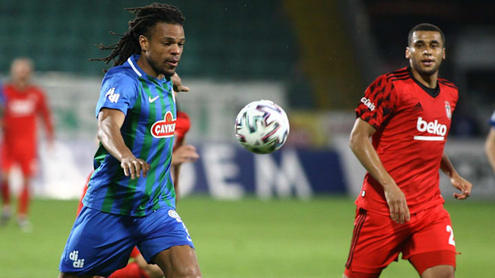 Welinton, Loic Remy'yi takip ediyor. Welinton, Loic Remy'yi takip ediyor.