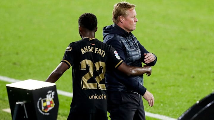 Koeman saludando a Ansu Fati en un encuentro de Liga