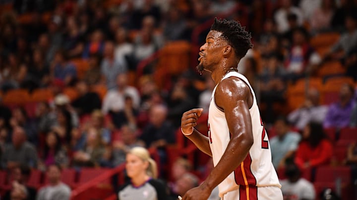 Jimmy Butler en un partido de NBA 2019 entre Charlotte Hornets y Miami Heat
